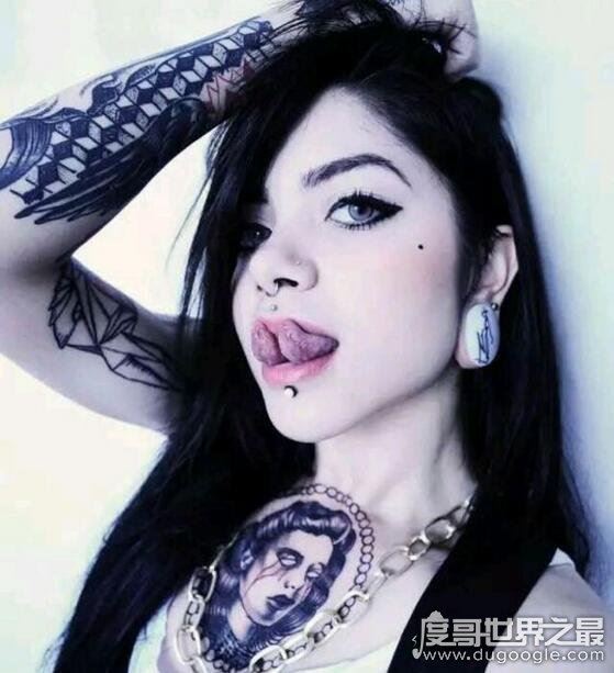 残忍恐怖的人体艺术，分舌手术竟然让接吻更有快感