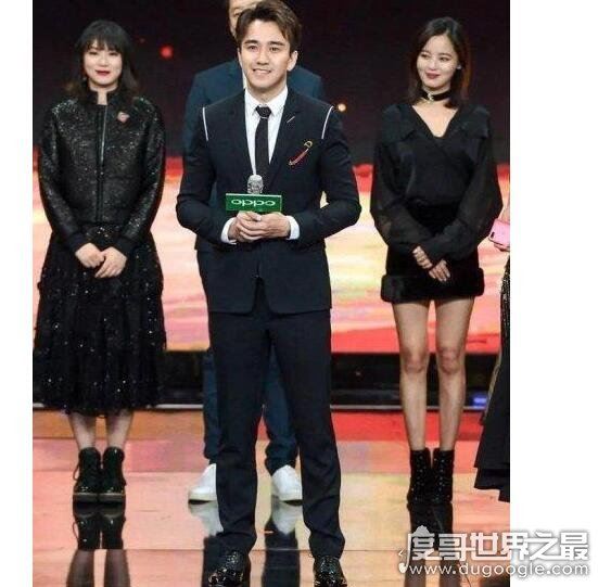 翟天临辛芷蕾恋情再次石锤，两人相处亲密挽手回同一小区