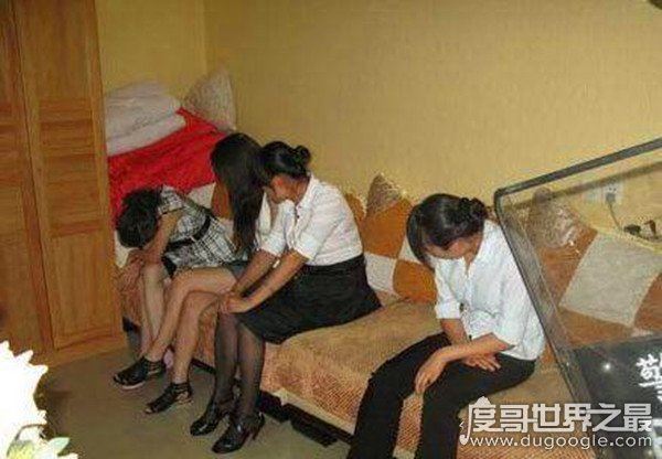拉皮条什么意思，撮合男女发生不正当的关系(等同于老鸨)