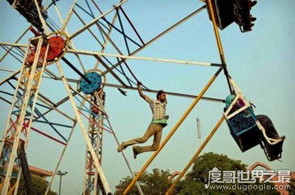 印度摩天轮翻覆,致10岁女孩死亡6人重伤(事发时操作员醉酒)
