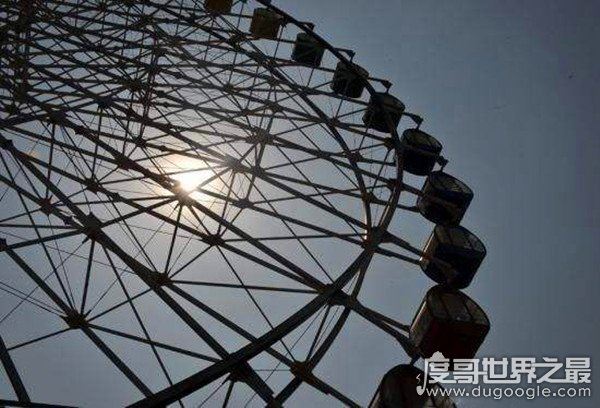 印度摩天轮翻覆，致10岁女孩死亡6人重伤(事发时操作员醉酒)