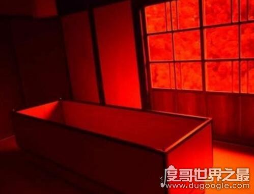 世界上最恐怖的床，棺材床你敢睡吗(让你体验死亡的氛围)
