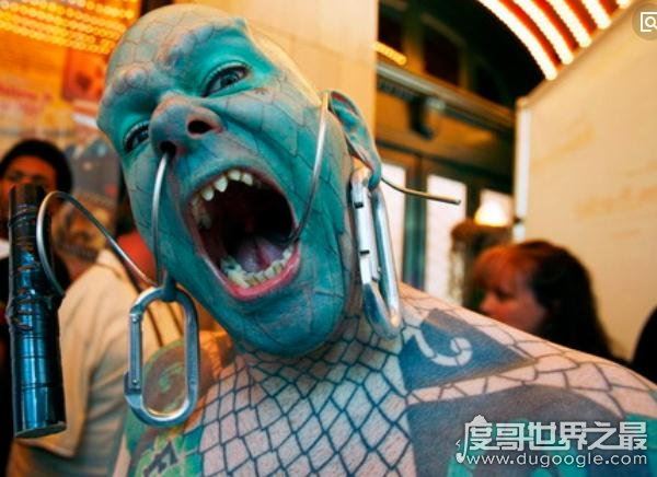 全球“另类”整容，埃里克·斯普拉格变身“蜥蜴人”(舌尖分叉)