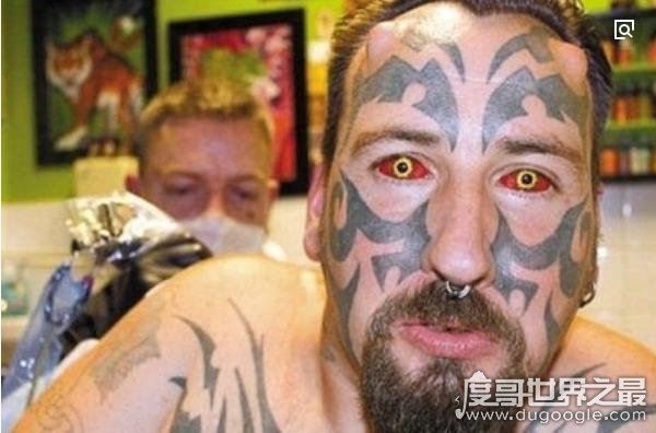 全球“另类”整容，埃里克·斯普拉格变身“蜥蜴人”(舌尖分叉)