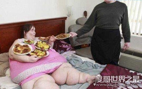 世界上最重的人苏珊娜·埃曼 ,也是世界上最胖的人(有1450斤)