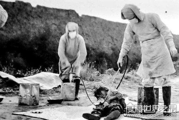 马路大是日本731部队的试验者，被各种生化武器折磨至死