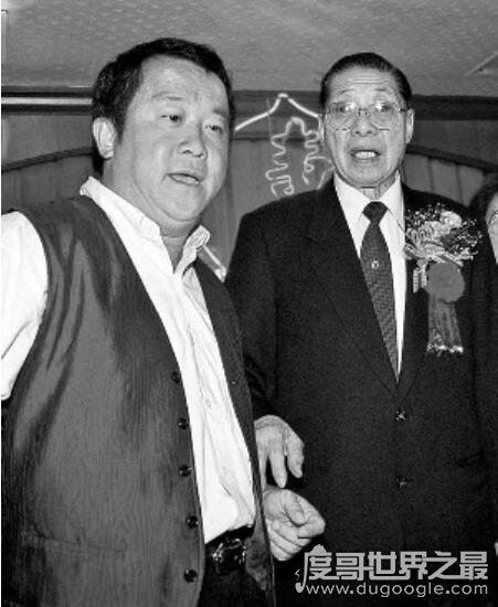 曾志伟父亲是香港警长曾启荣，五亿探长雷诺原型吕乐的心腹大将