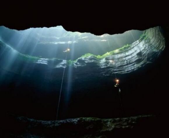 世界十大末日天坑，重庆小寨天坑直径622米(深666米）