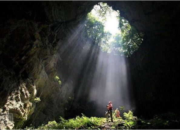 世界十大末日天坑，重庆小寨天坑直径622米(深666米）