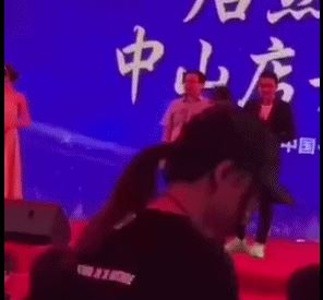 突发!任达华被袭击,遭黑衣男子持刀捅伤好在无大碍(现场视频)