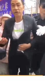 突发！任达华被袭击，遭黑衣男子持刀捅伤好在无大碍(现场视频)