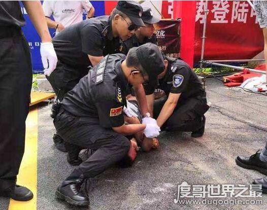 突发！任达华被袭击，遭黑衣男子持刀捅伤好在无大碍(现场视频)