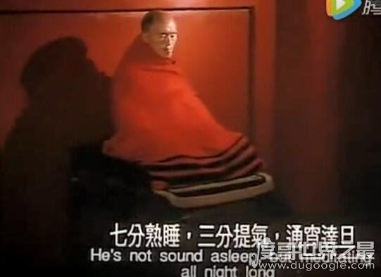 海灯法师本名释海灯,从17岁入佛门之后就没有躺着睡觉过