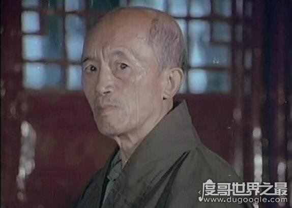 海灯法师本名释海灯，从17岁入佛门之后就没有躺着睡觉过