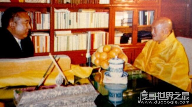 海灯法师本名释海灯，从17岁入佛门之后就没有躺着睡觉过
