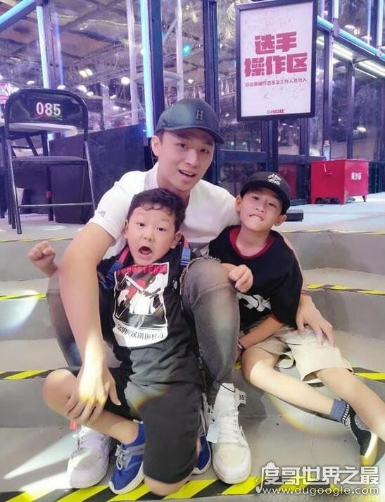 郑爽男朋友是铁甲总监张恒,镜头下公开甜蜜秀恩爱