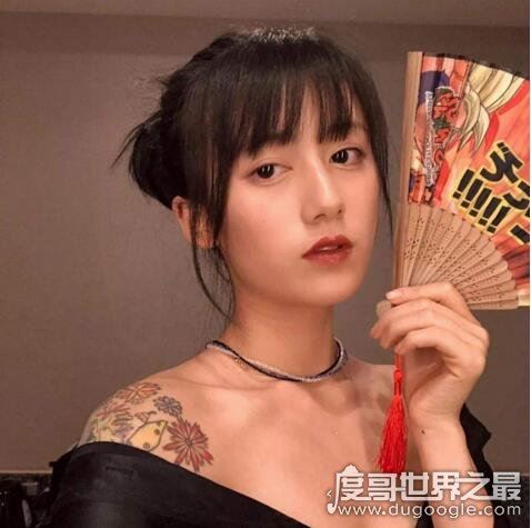 李诞女朋友黑尾酱颜值逆天，乃四川网红人物(原名陈典)