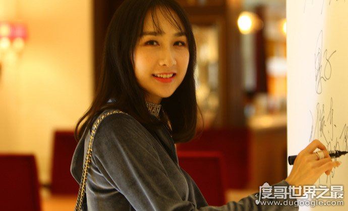 雷佳音老婆翟煦飞好漂亮,肤白貌美大长腿(比迪丽热巴还好看)