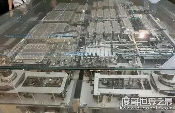 世界上第一台电脑，诞生于1946年(占地150平方米/重30吨)