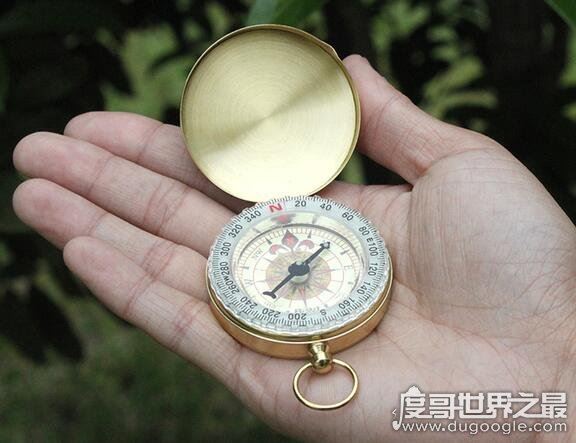 罗盘的使用方法图解，首先要将它放平(然后对准测量五的边缘)