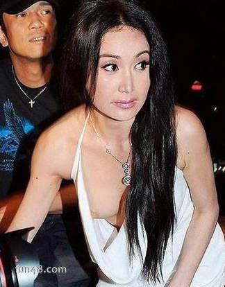 最尴尬的走光露乳，盘点10大爆乳女星露乳贴的尴尬瞬间！