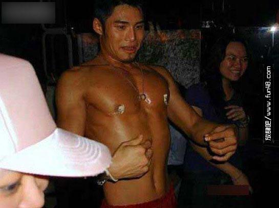 富婆夜总会玩鸭很黄很暴力