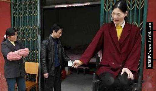 世界上最高的人，中国巨人詹世钗高达3.19米