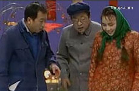 宋丹丹唯一丑闻 脱裤子露肉秀红肚兜！