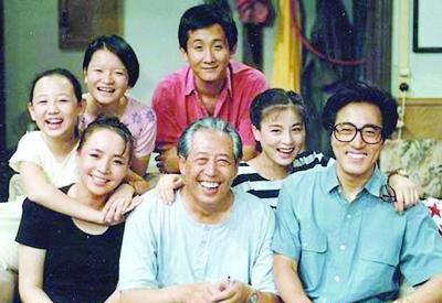 宋丹丹唯一丑闻 脱裤子露肉秀红肚兜！