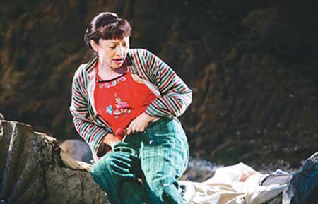 宋丹丹唯一丑闻 脱裤子露肉秀红肚兜！