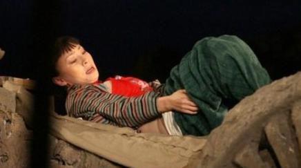 宋丹丹唯一丑闻 脱裤子露肉秀红肚兜！