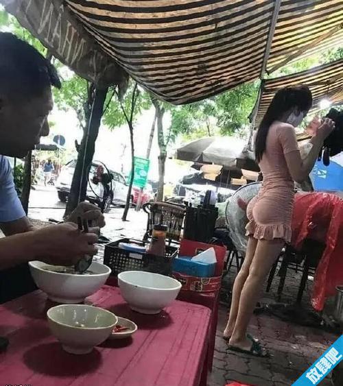 偷看美女屁股的男人