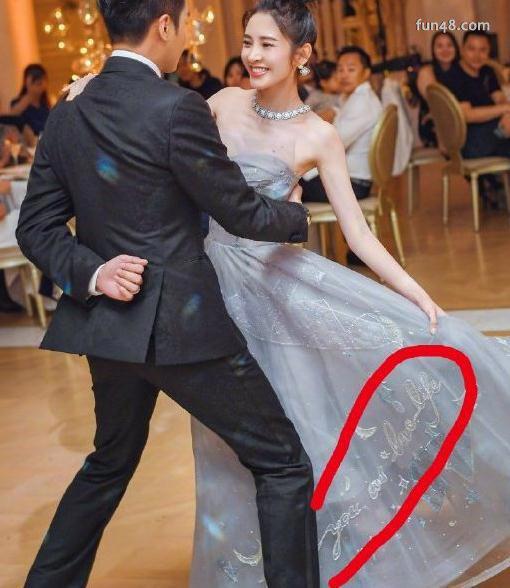 唐艺昕裙子上的英文甜翻网友：love you as love life是什么意思