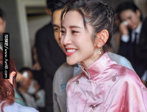 唐艺昕裙子上的英文甜翻网友：love you as love life是什么意思