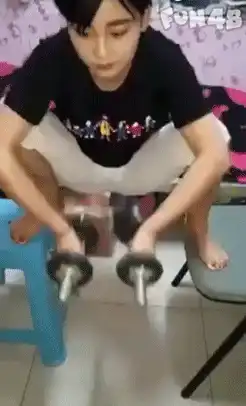 美女举哑铃当众尿失禁