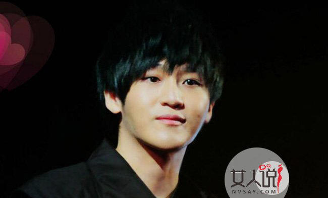 李炜托奶门图片原照 获封为“托奶李天王”