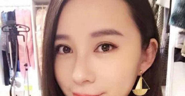 李炜托奶门图片原照 获封为“托奶李天王”