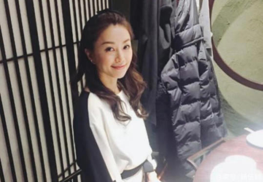 酒井法子纹身曝光，股间私密蝴蝶纹身，引起争议！