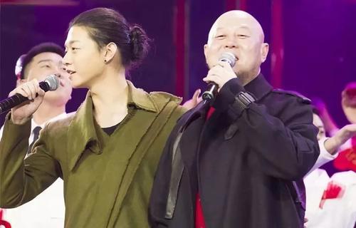 歌手霍尊父亲母亲是谁 与父亲反差巨大