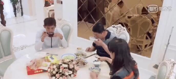 吓坏观众，张继科和镜子里的动作不一样什么鬼？灵异事件？