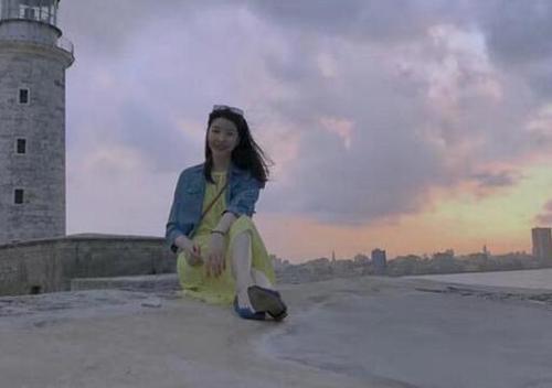 李亚鹏女友公开旅行旧照,淡黄的长裙,飘逸的长发,有明星内味了