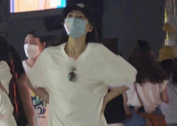 章子怡正面否认自己再怀孕，右手摸着肚子直呼：“看有多薄”！