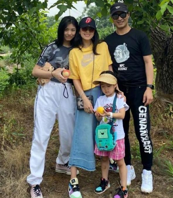 章子怡正面否认自己再怀孕，右手摸着肚子直呼：“看有多薄”！