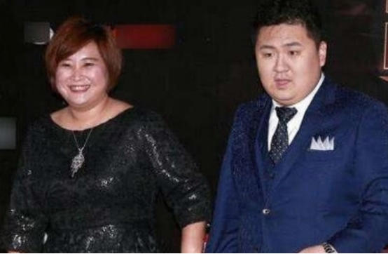 贾玲老公照片曝光,外表憨厚实在,网友:太有夫妻相!
