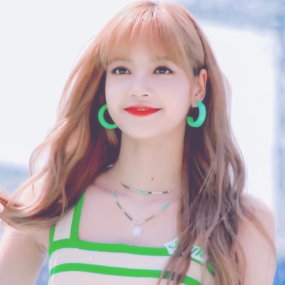 lisa是泰国和哪的混血,lisa父亲不是亲生的吗?Lisa机场拥抱的大熊般的父亲实际是她继父?