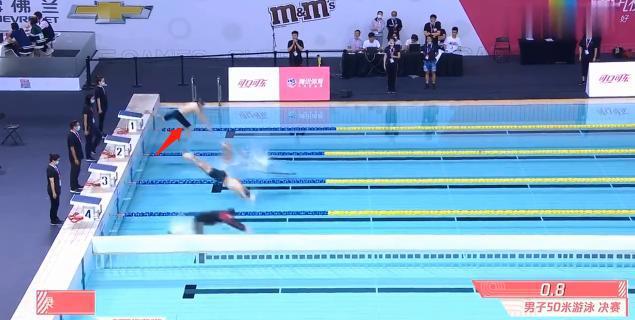 和阚清子分手后的模特纪凌尘，游泳再次获得冠军，但他旁边的人才是亮点！