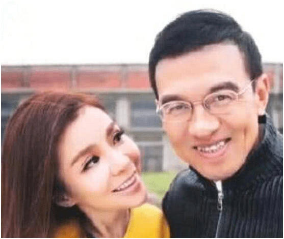 朱迅老公近照曝光，曾是央视名嘴，后来选择从政