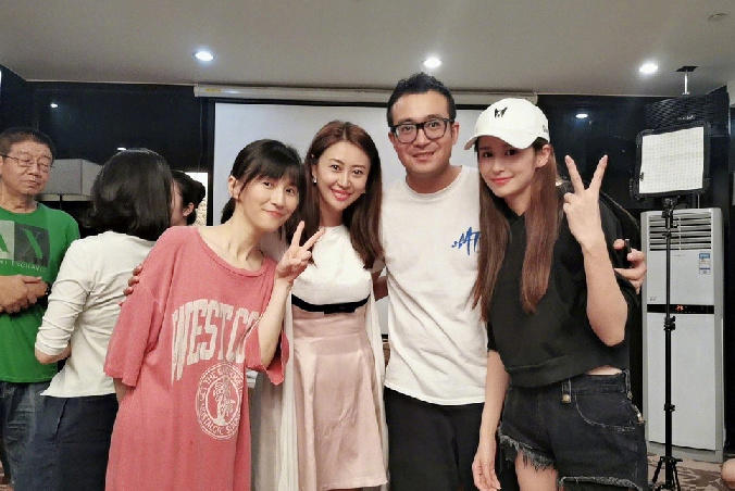 颖儿八卦 晒大学同学聚会照片,没想到居然跟papi酱还是同学!