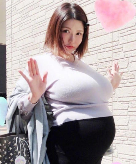 人类最强body也做了母亲，素颜抱女十分可爱
