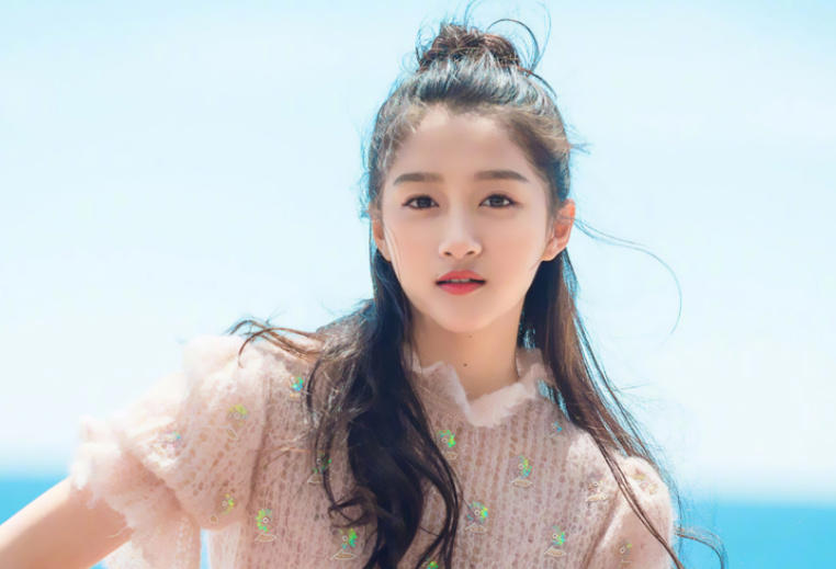 关晓彤黑眼圈引热议，工作室回应：为了追求自然的纯素颜状态